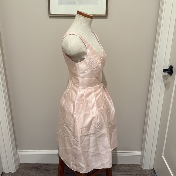 NWT!! ALFRED SUNG - V-NECK PLEATED SKIRT COCKTAIL DRESS WITH POCKETS - BLUSH - 4 - Picture 5 of 12